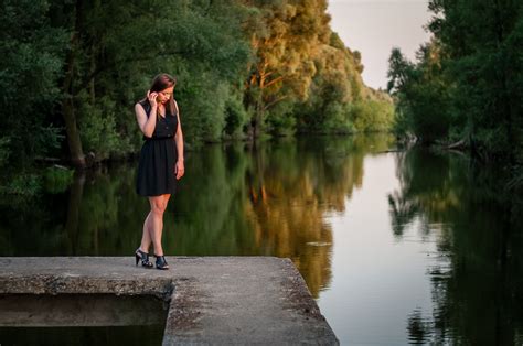  Żurawie nad Jeziorem Tranquil: Wzorzec Harmonii i Kontrastów w Sztuce Malajskiej